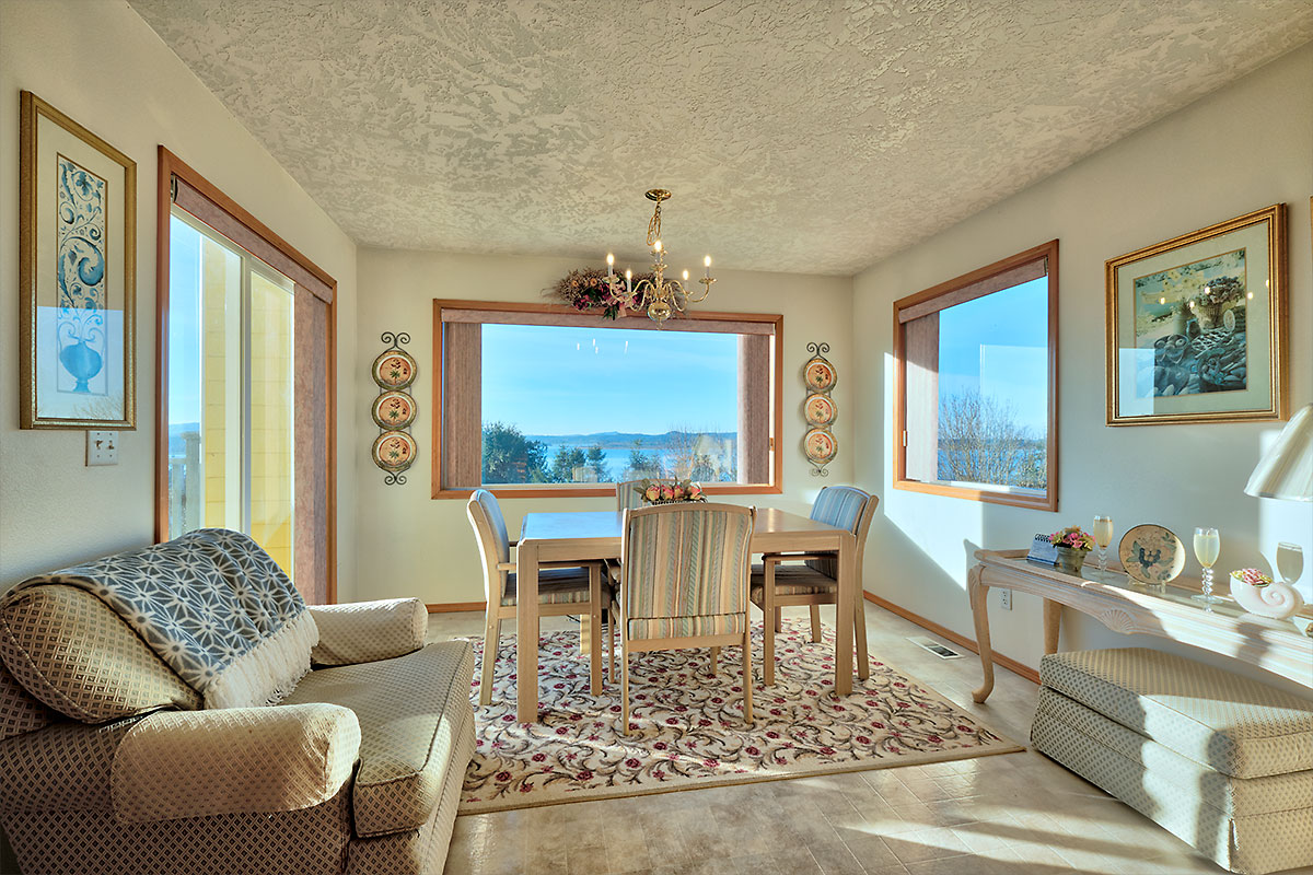  Kitchen nook 