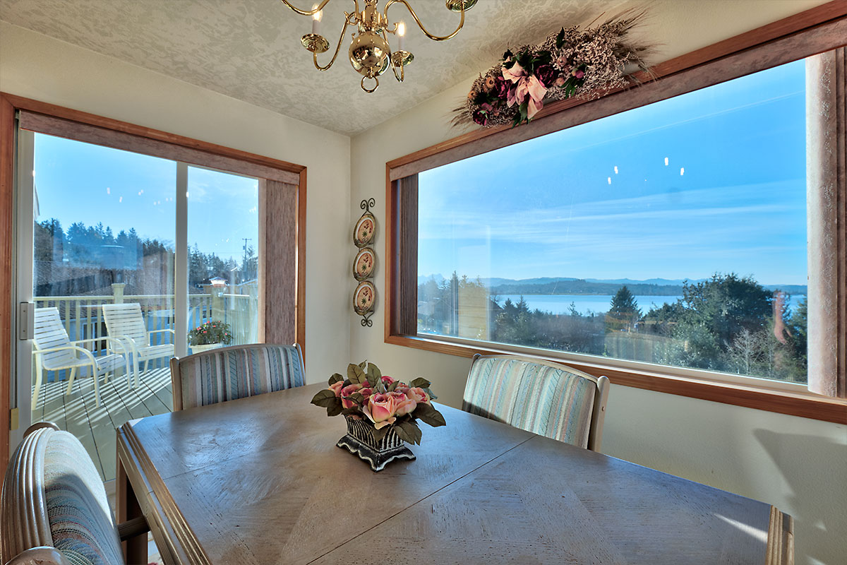  Kitchen nook with privat deck 