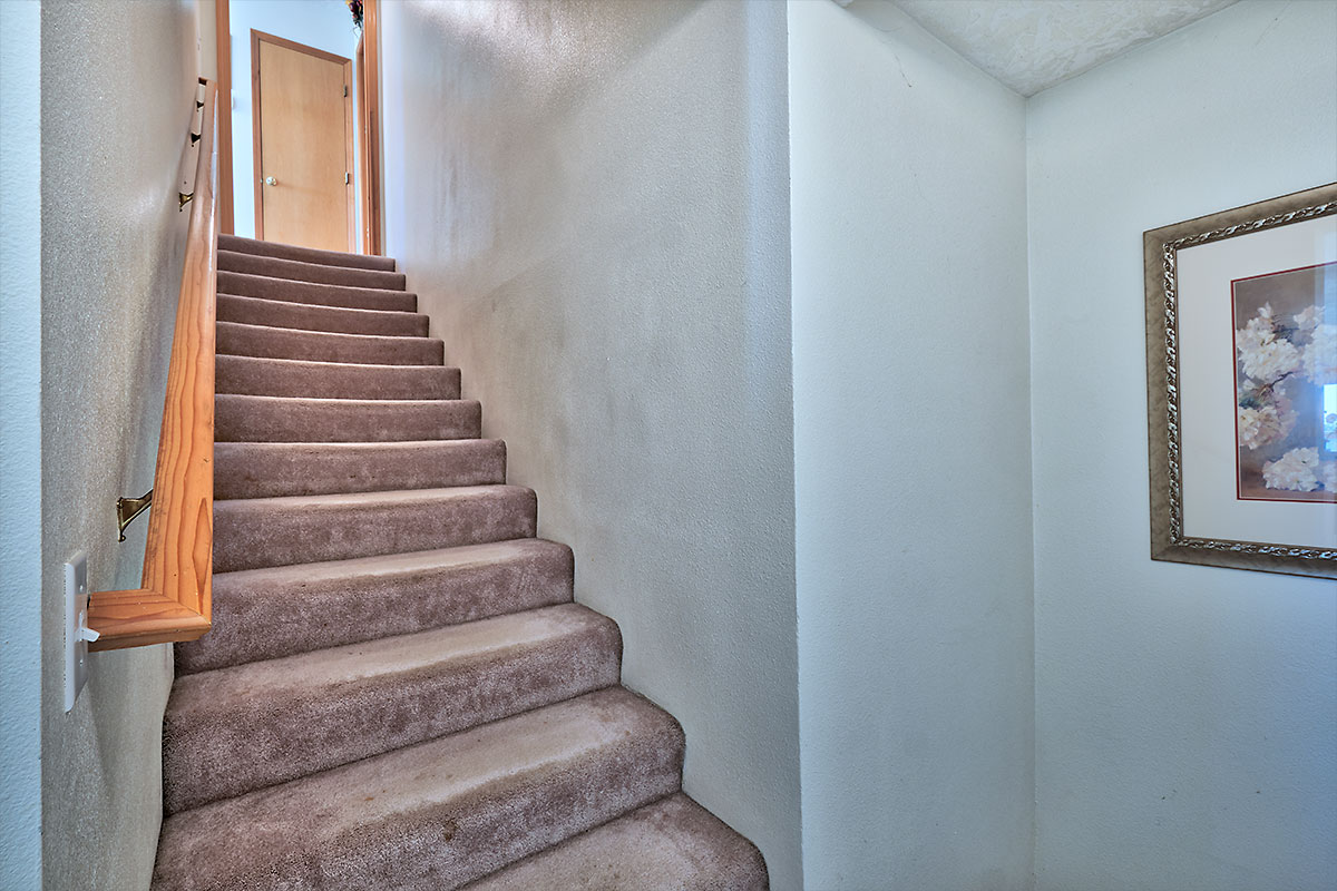  Stairs from family room to kitchen 